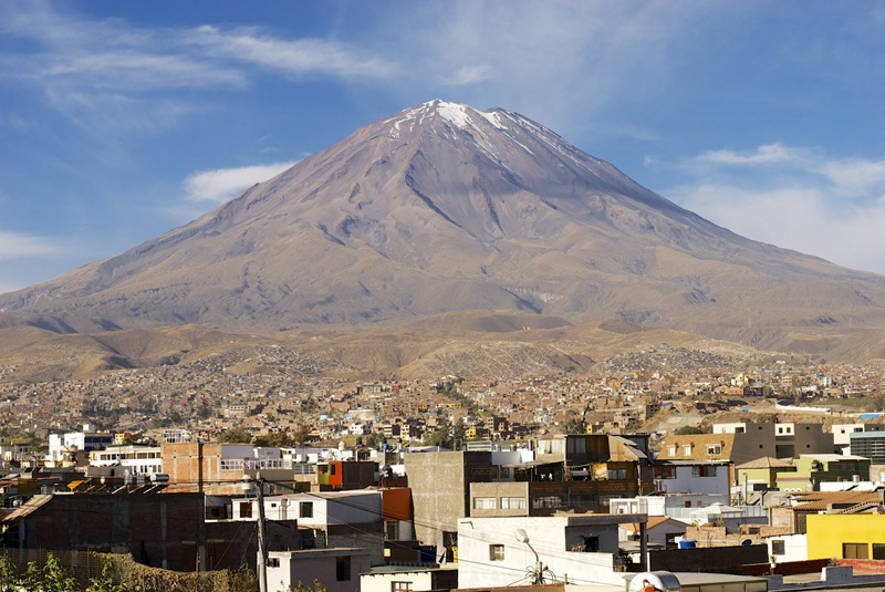 4. El_Misti,_Arequipa_-_Peru.jpg